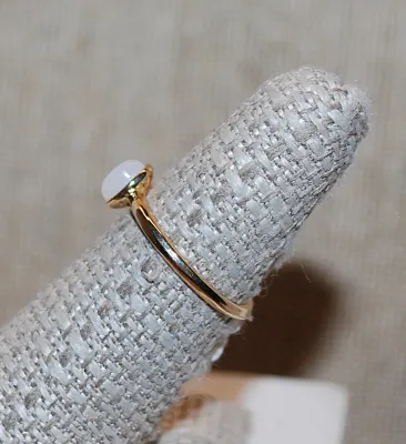 Size 6½ Delicate Opaque Oval Single Stone RING on a Gold Tone Band (1.5g)