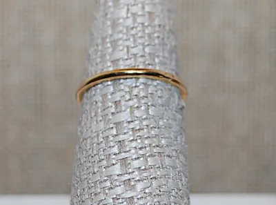 Size 6½ Delicate Opaque Oval Single Stone RING on a Gold Tone Band (1.5g)
