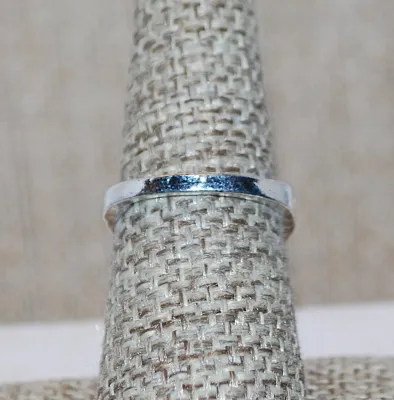 Size 7 Oval Blue Iridescent Opaque Stone RING with Silver Colored Ribbon Surround on a Silver Tone Band (4.4g)