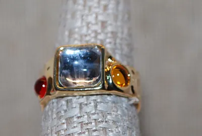 Size 6½ Light Bluish Hue Main Stone RING with Round Red & Amber Cupped Side Stone Accents on a Gold Tone Hammered Band (4.7g)
