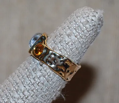 Size 6½ Light Bluish Hue Main Stone RING with Round Red & Amber Cupped Side Stone Accents on a Gold Tone Hammered Band (4.7g)