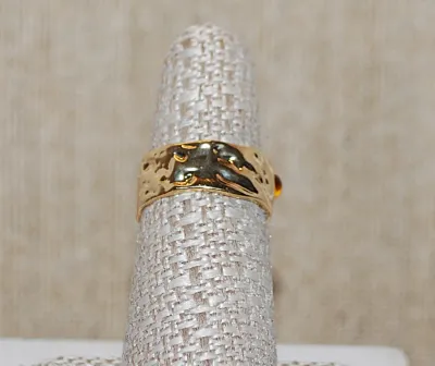 Size 6½ Light Bluish Hue Main Stone RING with Round Red & Amber Cupped Side Stone Accents on a Gold Tone Hammered Band (4.7g)