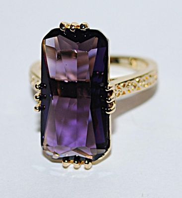 Size 7 Deep PURPLE Colored 12 Prong Long Rectangle Stone RING with Bright Gold Tone Band and Setting (4.9g)