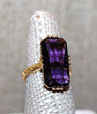 Size 7 Deep PURPLE Colored 12 Prong Long Rectangle Stone RING with Bright Gold Tone Band and Setting (4.9g)