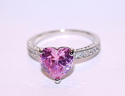 Size 7½ Large PINK/PURPLE-ish HEART Shaped Stone RING with Jeweled Lined Side Accents on a Silver Tone Setting and Band (3.6g)