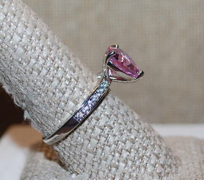 Size 7½ Large PINK/PURPLE-ish HEART Shaped Stone RING with Jeweled Lined Side Accents on a Silver Tone Setting and Band (3.6g)
