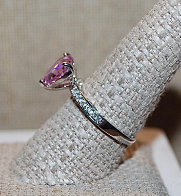 Size 7½ Large PINK/PURPLE-ish HEART Shaped Stone RING with Jeweled Lined Side Accents on a Silver Tone Setting and Band (3.6g)