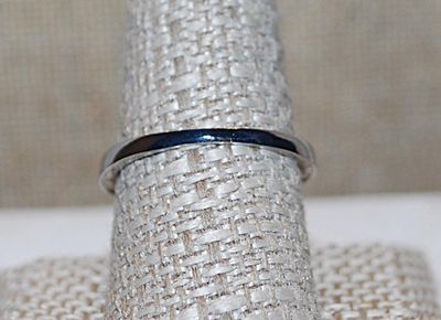 Size 7½ Large PINK/PURPLE-ish HEART Shaped Stone RING with Jeweled Lined Side Accents on a Silver Tone Setting and Band (3.6g)