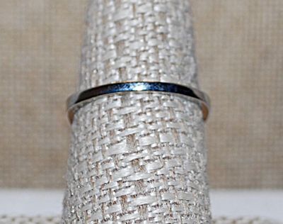 Size 8 Single Round Clear 4-Prong Stone RING with 4 Jeweled Side Accent Banners on a Silver Tone Setting & Band (3.6g)