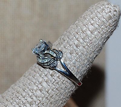 Size 8 Single Round Clear 4-Prong Stone RING with 4 Jeweled Side Accent Banners on a Silver Tone Setting & Band (3.6g)