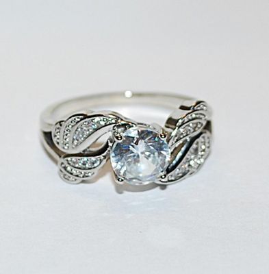 Size 8 Single Round Clear 4-Prong Stone RING with 4 Jeweled Side Accent Banners on a Silver Tone Setting & Band (3.6g)