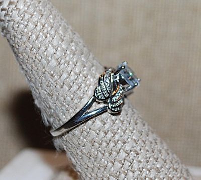 Size 8 Single Round Clear 4-Prong Stone RING with 4 Jeweled Side Accent Banners on a Silver Tone Setting & Band (3.6g)
