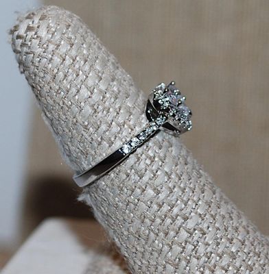 Size 8¼ Triple Stones Inside "HEART" Shaped RING with Tiny Stones Side Accents on a Silver Tone Band (2.7g)