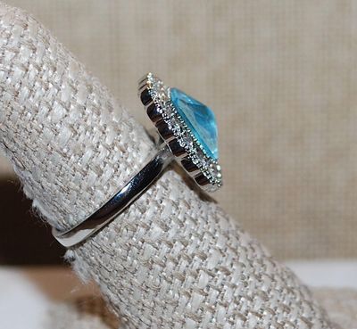 Size 7¼ Marked .925 Light BLUE Rectangle Glass Stone RING with a 16 Round Clear Stones Surround on a Silver Setting & Band (4.4g)