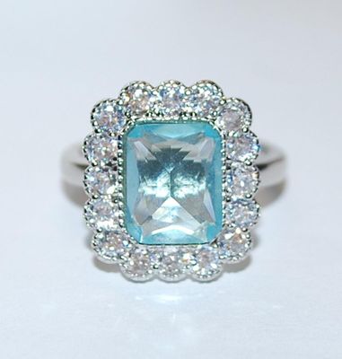 Size 7¼ Marked .925 Light BLUE Rectangle Glass Stone RING with a 16 Round Clear Stones Surround on a Silver Setting & Band (4.4g)