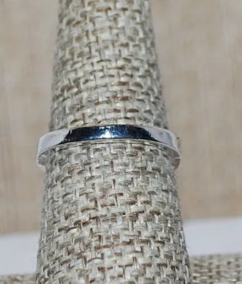 Size 7½ Blue Iridescent Opaque TEARDROP Shaped Stone RING with Silver Colored Surround on a Silver Tone Band (4.5g)