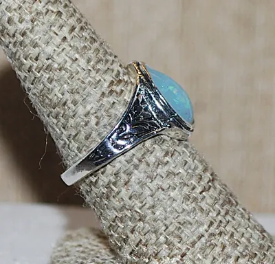 Size 7½ Blue Iridescent Opaque TEARDROP Shaped Stone RING with Silver Colored Surround on a Silver Tone Band (4.5g)