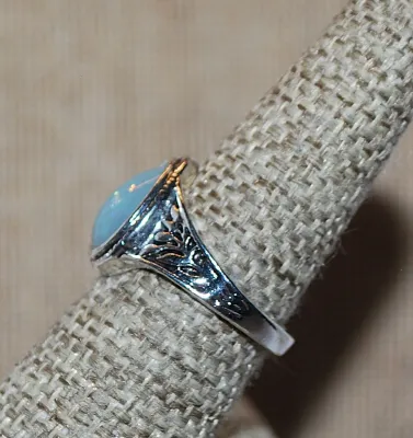 Size 7½ Blue Iridescent Opaque TEARDROP Shaped Stone RING with Silver Colored Surround on a Silver Tone Band (4.5g)