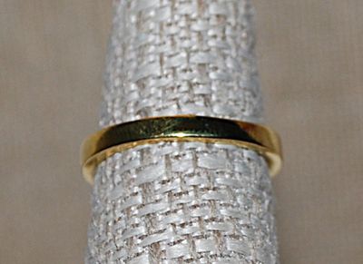 Size 9¼ Marked .925 - Gold Colored Sculptured Setting RING with Small Clear Accent Stones & Gold Colored Silver Band (4.4g)