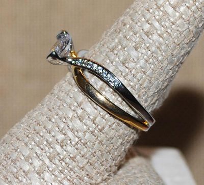 Size 9 Marked .925 - Round Clear Main Stone CRISS-CROSS 2-TONE RING with BOTH Jeweled Gold Bands & Silver Tone Bands (4.1g)