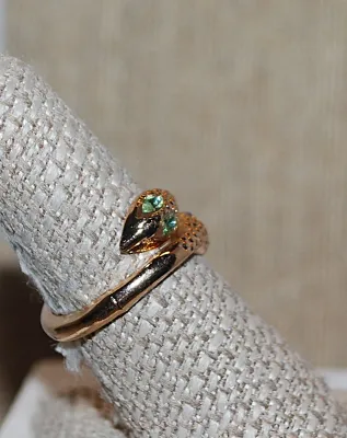 Size 8 Double Headed SNAKE RING with PURPLE EYES on 1 End and GREEN EYES on the Other End+ Dimpled Head and Neck on a Gold Tone Band (3.6g)