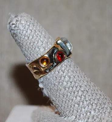 Size 7 Translucent Square BLUE HUE Colored Main Stone RING with Amber & Red Side Accent Globes on a Gold Tone Band (4.7g)