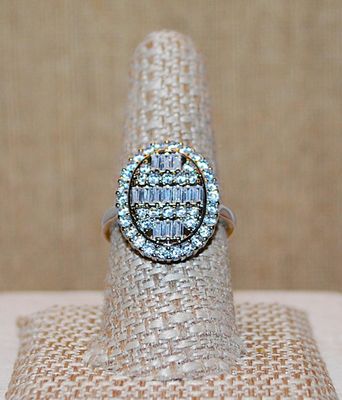 Size 9 Marked .925 OVAL Party Style RING with Beautiful Clear Round Stones Surround and Vertical Baguettes on a Silver Band (5.4g)