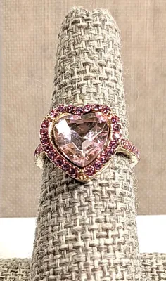 Size 6 PINK GLASS HEART STONE RING with Pink Stones Surround and Side Accent Stones on a Gold Tone Setting + SPLIT BAND (3.2g)
