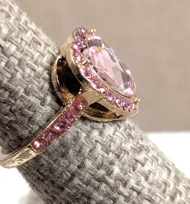 Size 6 PINK GLASS HEART STONE RING with Pink Stones Surround and Side Accent Stones on a Gold Tone Setting + SPLIT BAND (3.2g)