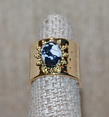 Size 6½ Gold Tone WIDE SPLIT BAND RING with Splashed Black & White Oval Main Stone and "Crown" Surround (10.8g)