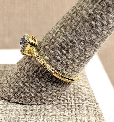 Size 10 Single CLEAR SQUARE MAIN STONE RING with Clear Stones Surround and Bright Gold Tone Setting + SPLIT BAND (1.4g)