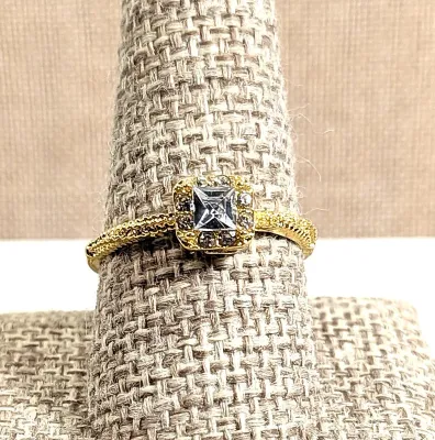 Size 10 Single CLEAR SQUARE MAIN STONE RING with Clear Stones Surround and Bright Gold Tone Setting + SPLIT BAND (1.4g)
