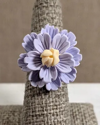 Size 7-8 LAVENDER & YELLOW COMPOSITE FLOWER RING with a Silver Tone Setting + SPLIT BAND (3.5g)