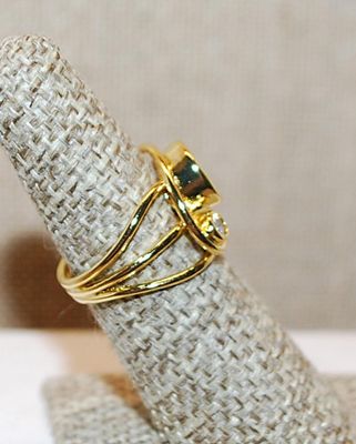 Size 6 Contemporary Style Setting with 2 Round Clear Stones on a Gold Tone Wired Band (4.0g)