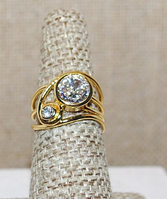 Size 6 Contemporary Style Setting with 2 Round Clear Stones on a Gold Tone Wired Band (4.0g)
