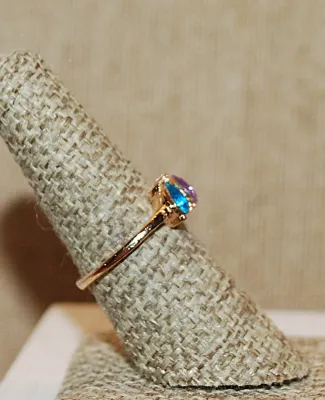 Size 7¼ Multicolor PEAR SHAPED Stones RING with 3 Green, Blue & Pink Stones on a Gold Tone Band (2.7g)