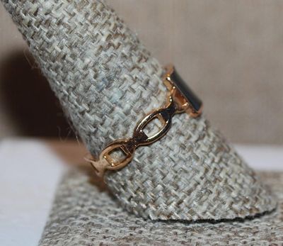Size 9½ BLACK Square Enamel RING with Gold Tone Chain-Like Band (1.8g)