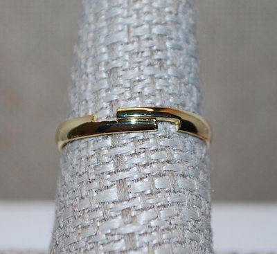 Size 8½ Double Long Loops RING with Clear Stones Accents with a SPLIT BAND and Gold Tone Setting (3.0g)