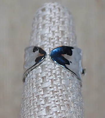 Size 6½ Line of Alternating Pink, Clear & Black Colored Stones RING on a "Hammered" Silver Tone SPLIT BAND (4.8g)