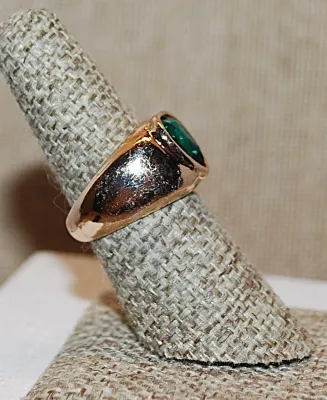 Size 7 Large Beveled GREEN HEART Shaped Stone RING with Strong Solid Gold Tone Band (10.0g)