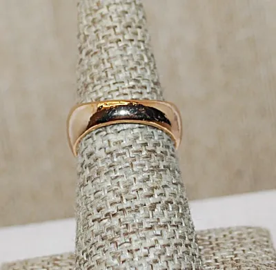 Size 7 Large Beveled GREEN HEART Shaped Stone RING with Strong Solid Gold Tone Band (10.0g)
