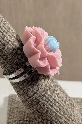Size 7-8 PINK & BLUE COMPOSITE FLOWER RING with a Silver Tone Setting + SPLIT BAND (3.1g)