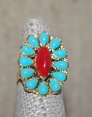 Size 8 Teardrop Shaped Jade Style Stones RING with Marquise Cut RED Center Stone on a Bright Gold Tone Oval Setting and SPLIT BAND (4.6g)