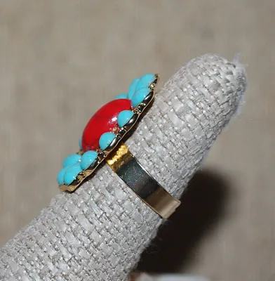 Size 8 Teardrop Shaped Jade Style Stones RING with Marquise Cut RED Center Stone on a Bright Gold Tone Oval Setting and SPLIT BAND (4.6g)