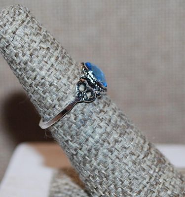 Size 5½ BLUE Beveled Oval Stone RING with Silver Tone Heart Side Accents and Band (1.7g)