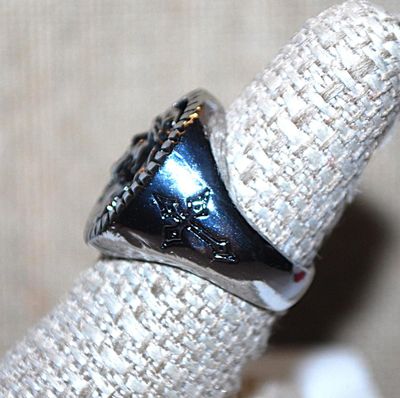 Size 7½ Heavy Oval Embossed "FACE OF JESUS" RING with CROSSES Side Accents and Silver Tone Band (9.1g)