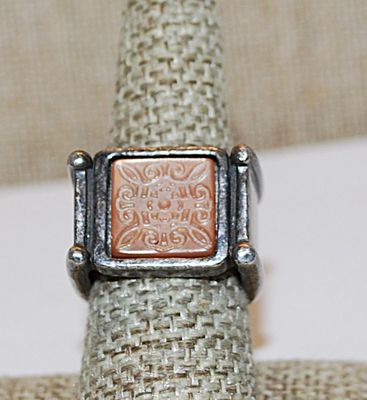 Size 8 Marked "NINE WEST STAR" RING with Pink Square Line Designed Insert and Heavy Solid Metal Band (18.9g)