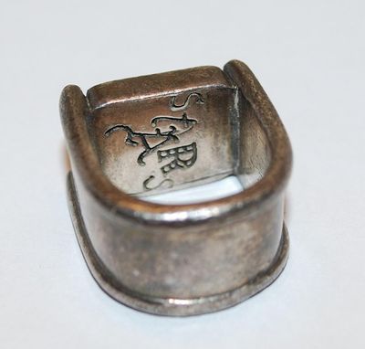 Size 8 Marked "NINE WEST STAR" RING with Pink Square Line Designed Insert and Heavy Solid Metal Band (18.9g)
