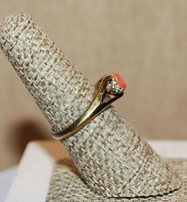 Size 7 Vintage Coral-Style Cabochon RING - Marked 14KT "HGF' (Heavy Gold Filled) on a Gold Band (3.5g)