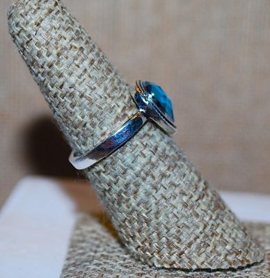 Size 6½ BLUE PEAR Shaped Glass Stone RING with Silver Tone Surround & Band (2.7g)